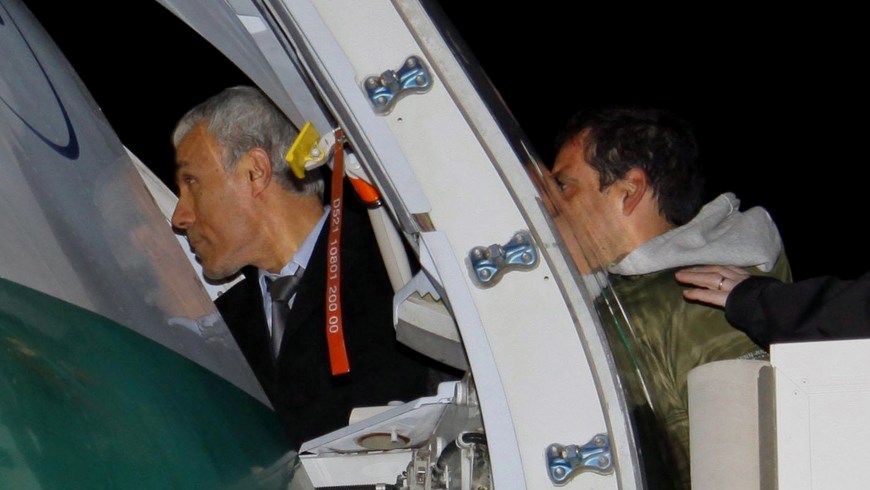 El turco Mehmet Ali Agca (c), que en 1981 atentó contra el entonces papa Juan Pablo II, es visto mientras aborda un avión tras ser expulsado de Italia