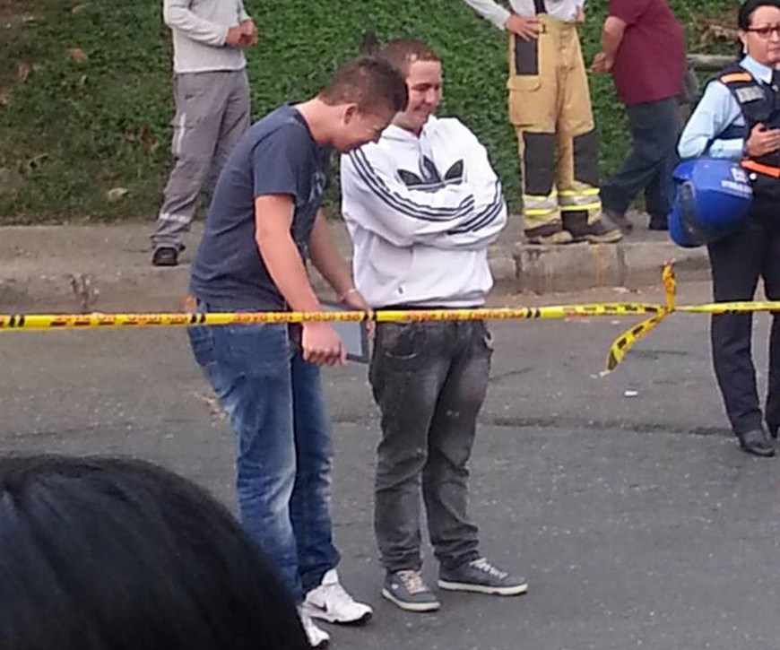 Según testigos, así permanecieron los ocupantes del Twingo: "totiados de la risa". Foto: Cortesía