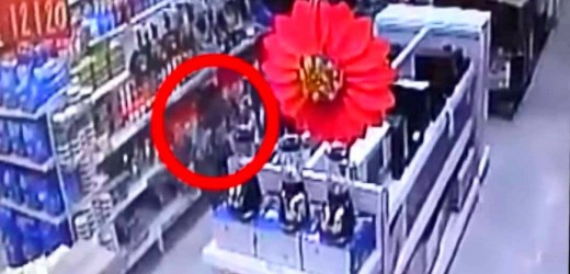 EN VIDEO: Dos mujeres quedaron grabadas cuando se robaban dos DVD en Barbosa
