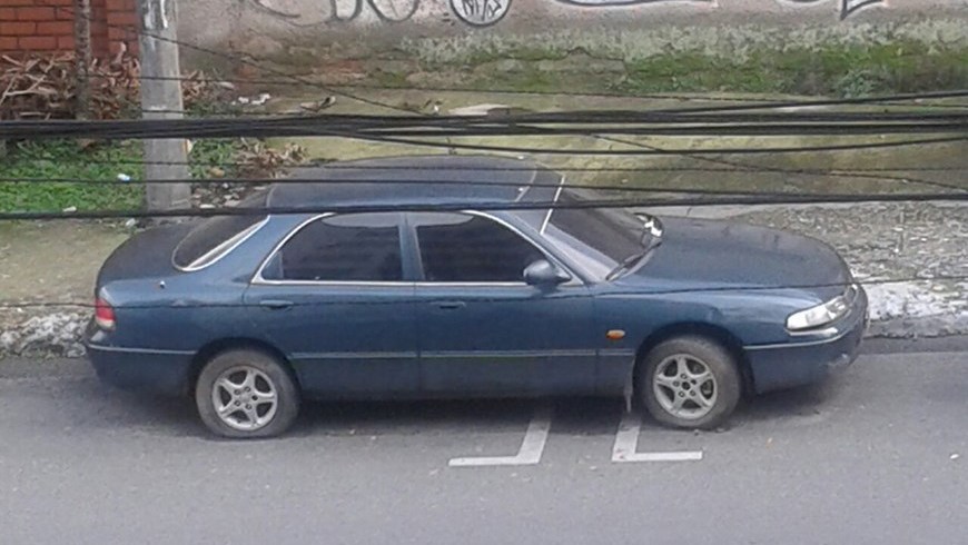 Carro abandonado en la calle 30 A con carrera 73, en Belén. Foto: Cortesía