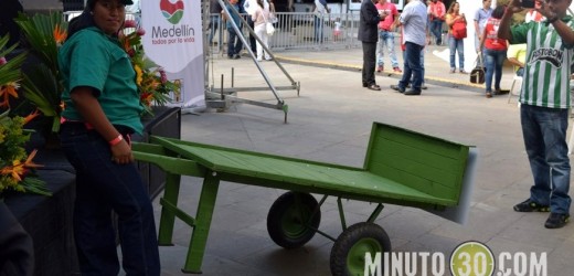 Entregan uniformes a recicladores de Medellín