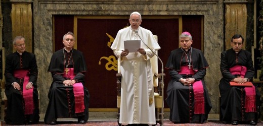 El papa insta a los obispos a velar por la seguridad de los niños