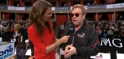 En video: Elton John se cae en pleno partido de tenis