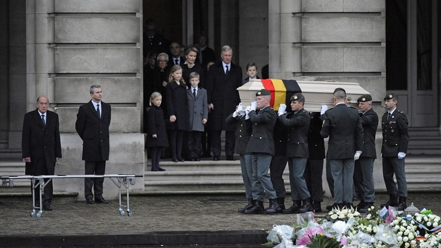 Soldados del batallón del cuerpo nacional de carabineros del rey Balduino llevan a hombros el ataúd de la reina Fabiola. Foto: EFE