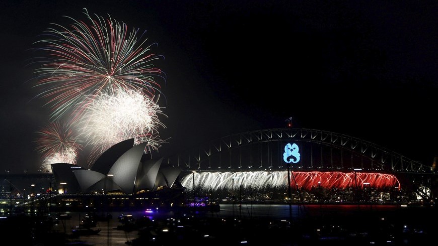 Vista del espectáculo de fuegos artificiales conocidos como "9pm Family Fireworks" sobre el Teatro de la Ópera y el puente Sydney Harbour Bridge hoy, miércoles 31 de diciembre de 2014 en Sídney (Australia). EFE