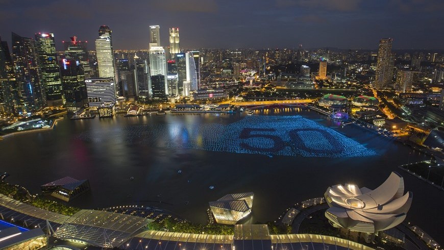 Vista de miles de globos rojos que forman el número 50 sobre Marina Bay con los rascacielos del centro financiero de fondo en Singapur, hoy, miércoles 31 de diciembre de 2014. EFE