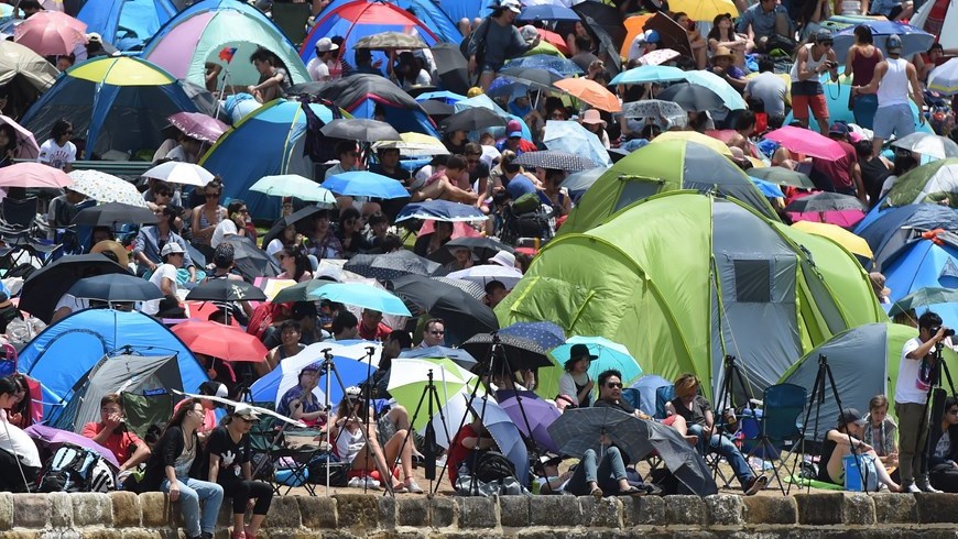 Cientos de personas se reúnen con carpas y trípodes para esperar hoy, miércoles 31 de diciembre de 2014, la celebración con fuegos artificiales de la llegada del Año Nuevo en la bahía de Sídney (Australia). EFE