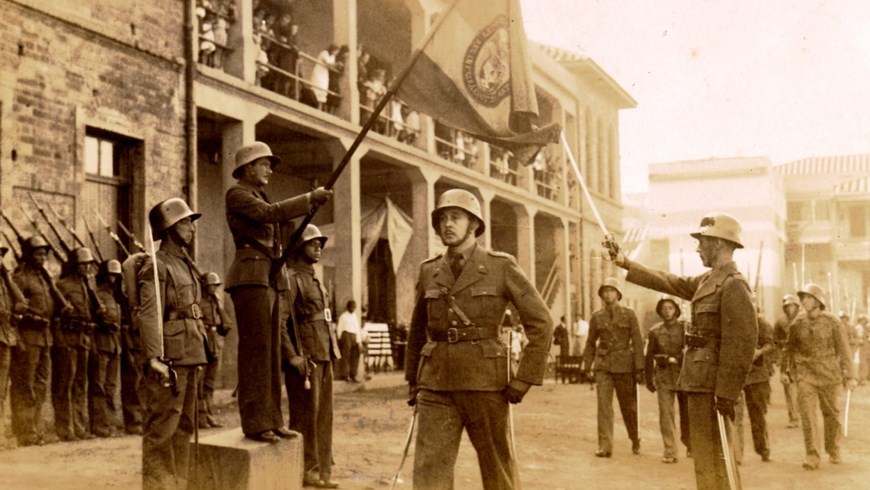 Sargento primero Franciso Luis Castrillón saluda con sable a la bandera del Batallón Girardot. Foto: Cortesía