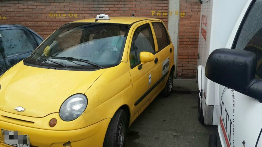 En este taxi fue encontrado el cuerpo sin vida del conductor