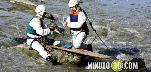 Fotos y video: Ocho horas después de su hallazgo rescataron cadáver de las aguas del río
