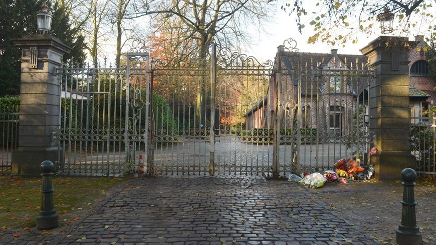Vista general de la entrada del palacio de Stuyvenberg, con algunos ramos de flores depositados en memoria de la reina Fabiola. Foto: EFE