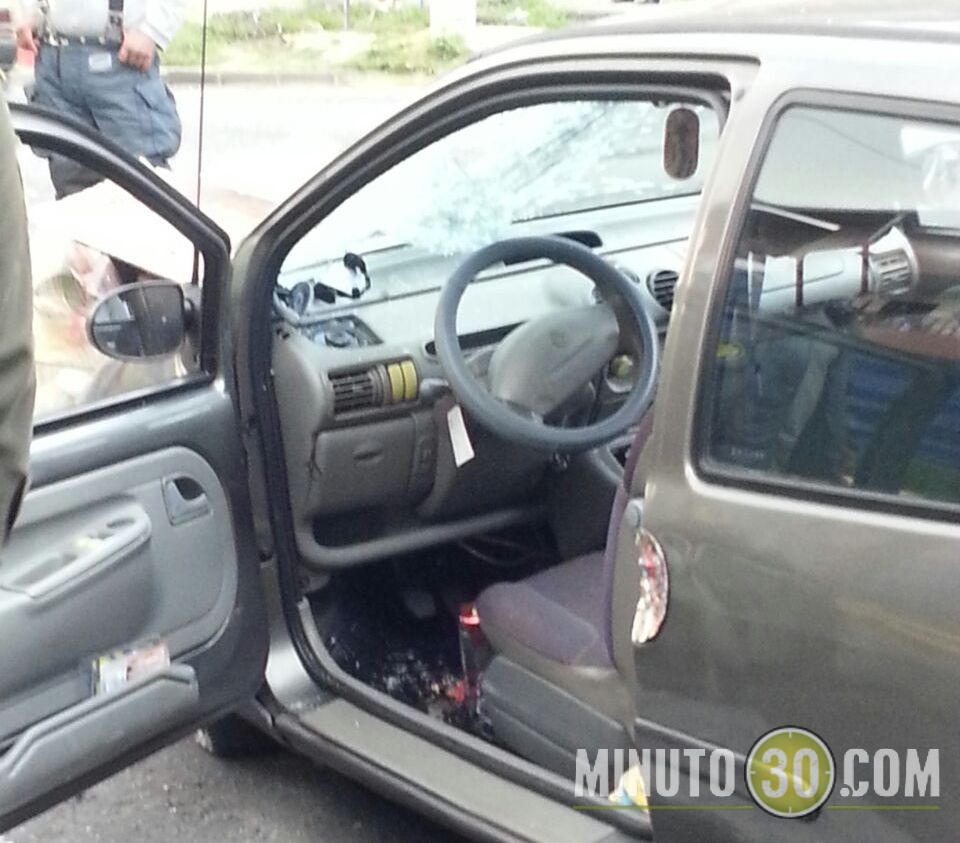 Litro de aguardiente bajo el asiento del conductor. Foto: Cortesía