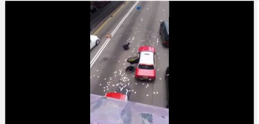 EN VIDEO: Tiran dos millones de dólares desde un vehículo