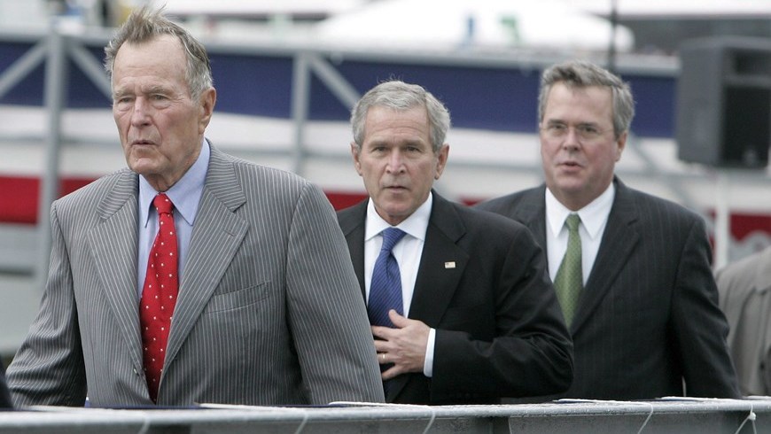 ex gobernador republicano de Florida Jeb Bush (d), junto a su hermano, el expresidente estadounidense George W. Bush (c), y a su padre, el también expresidente George H.W. Bush