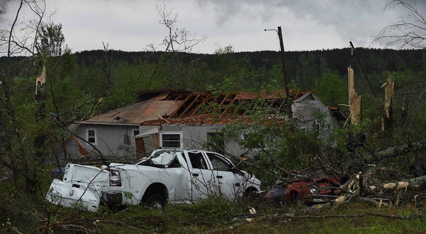 TORNADO IMPACTA EN ÁREA DE LOUISVILLE, EEUU