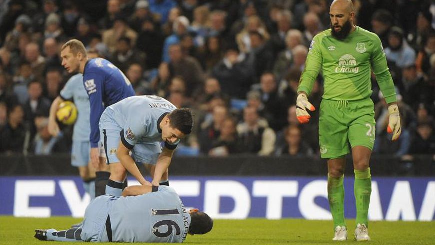 El delantero argentino del Manchester City Sergio Agúero cae lesionado sobre el terreno de juego del Etihad en el partido ante el Everton. EFE/EPA