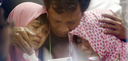 Hallan en el mar de Java cadáveres y restos del avión de AirAsia