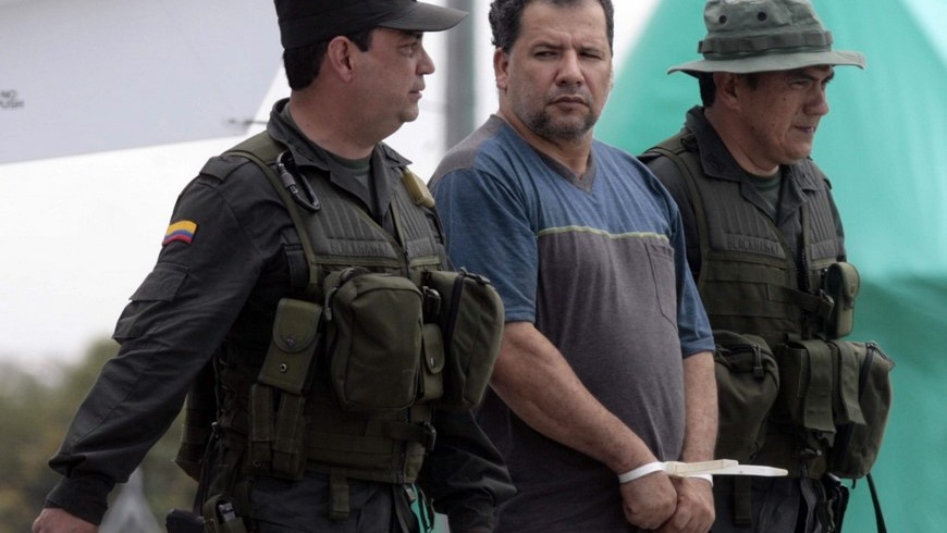 Fotografía tomada el 15 de abril de 2009 en la que se registró al narcotraficante colombiano Daniel Rendón Herrera, alias "Don Mario" (c), al custodiado por miembros de la policía, en Bogotá (Colombia), tras ser detenido en zona rural de Necoclí (Antioquia). EFE/Archivo