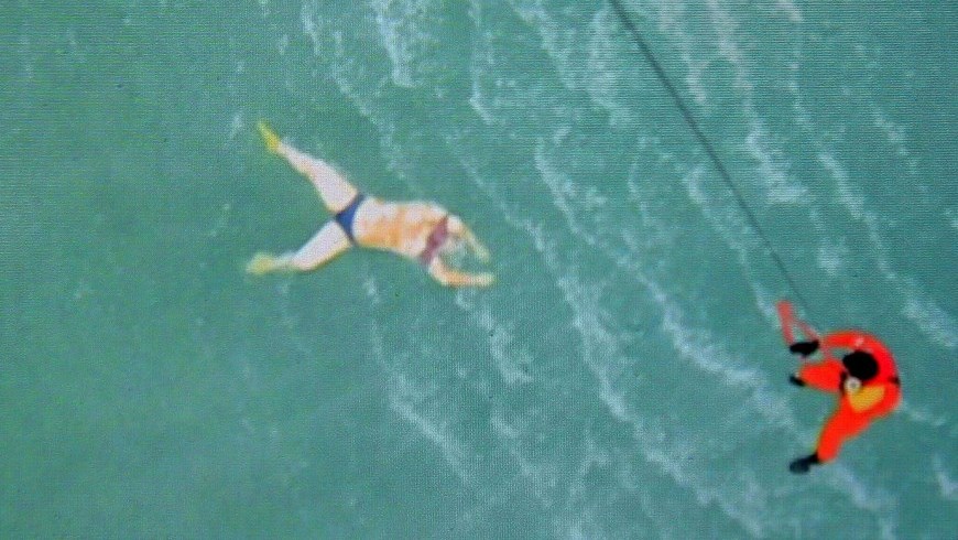 Captura de video que muestra el momento en el que se rescata el cadaver de un supuesto pasajero del avión desaparecido de AirAsia flotando en el mar cerca de la costa de Pangkalan Bun en Borneo (Indonesia). EFE