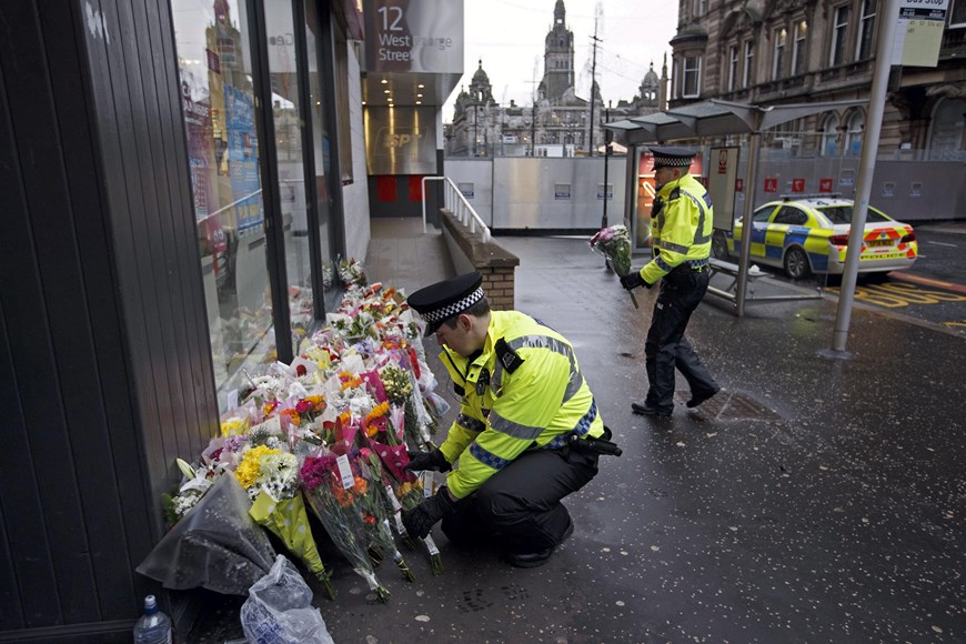 HOMENAJE A LAS VÍCTIMAS DEL ATROPELLO EN EL CENTRO DE GLASGOW