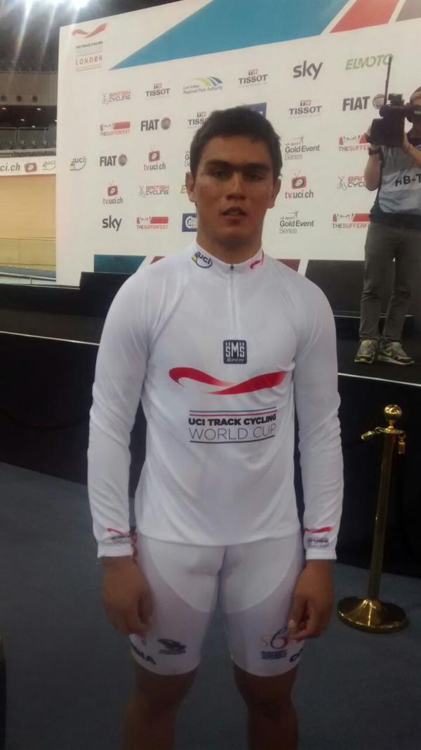 Fabián Puerta luce la camiseta de líder del ranking Copa Mundo UCI de la velocidad. Foto: fcc.com.co