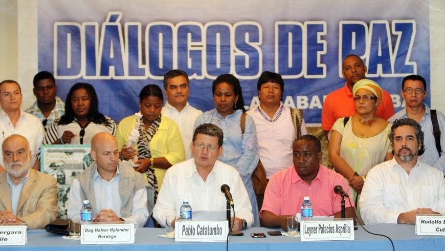 En la imagen, Jorge Torres Victoria (c), alias Pablo Catatumbo, miembro del equipo negociador de las FARC con el Gobierno colombiano en los diálogos de paz, lee un comunicado en La Habana (Cuba). EFE/Archivo