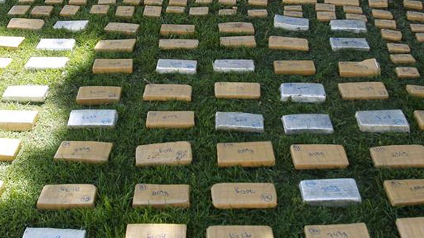 La Policía incautó cinco kilogramos de cocaína, 2,7 kilogramos de éxtasis (MDMA), equipo para procesar narcóticos así como armas y munición. EFE
