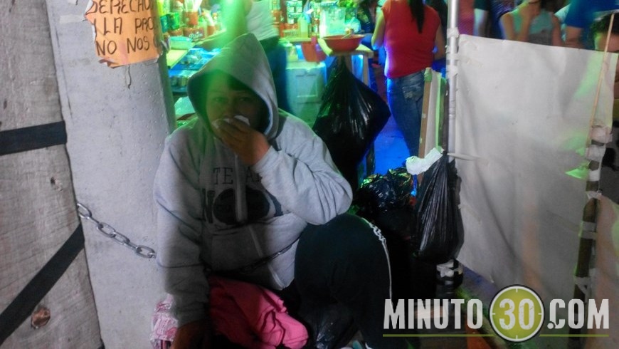 mujer protesta en los alumbrados del rio app(1)