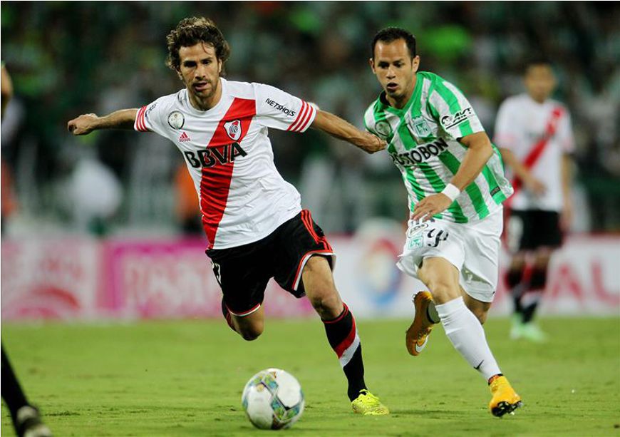 Alejandro Guerra (d) disputa un balón con Leonardo Ponzio (i) de River Plate durante el partido de ida por la final de la Copa Sudamericana. EFE