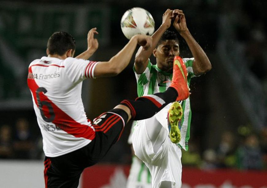 Luis Carlos Ruiz (d) disputa un balón con Ramiro Funes Mori (i) de River Plate durante el partido de ida por la final de la Copa Sudamericana