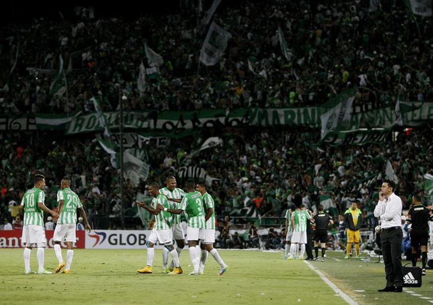 Los jugadores de Atlético Nacional, celebran el gol de su compañero Orlando Berrio ante River Plate durante el partido de ida por la final de la Copa Sudamericana