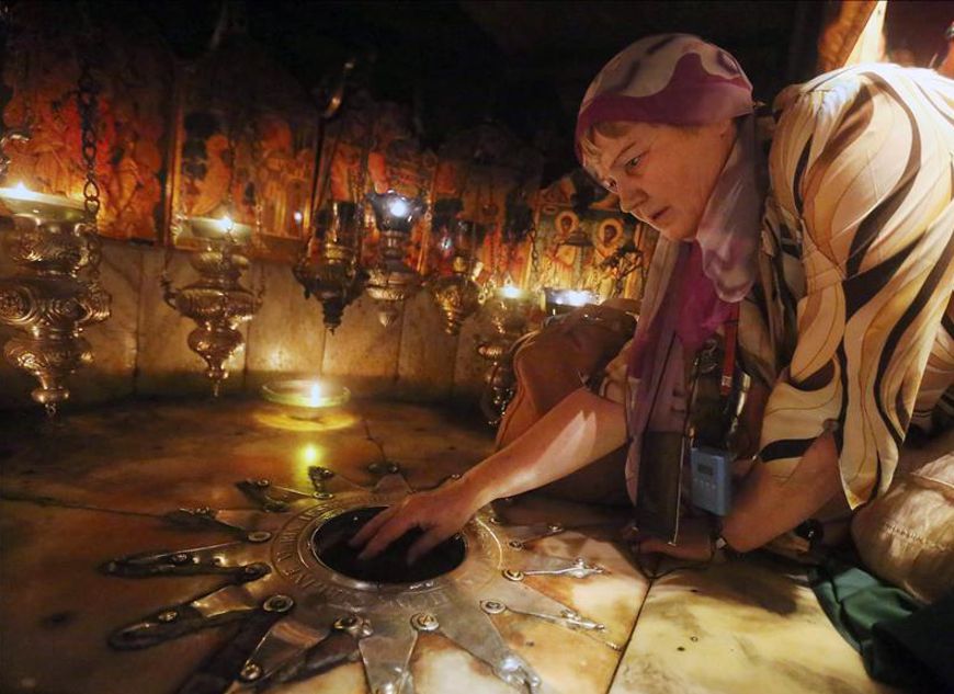 Un peregrino cristiano toca la estrella donde tradicionalmente se cree que nació Jesús. EFE