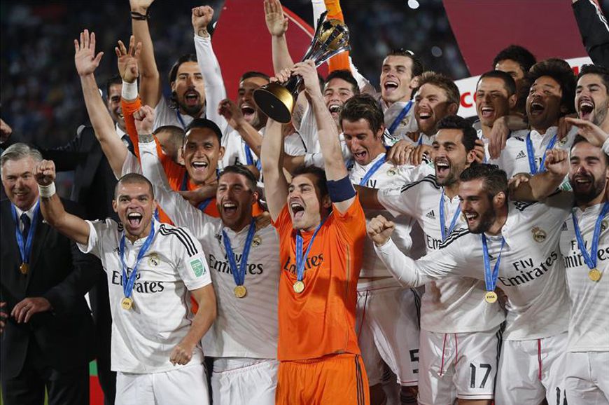El portero y capitán del Real Madrid, Iker Casillas (c), levanta el trofeo de campeones del Mundial de Clubes tras vercer a San Lorenzo en la final disputada en el Gran Estadio de Marrakech, en Marruecos. EFE