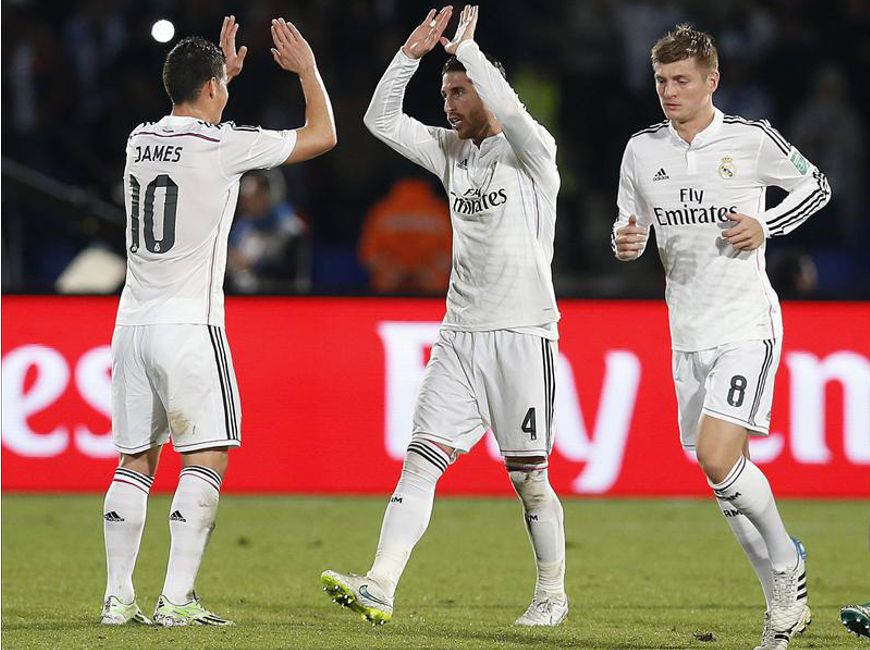 Los jugadores del Real Madrid felicitan a Sergio Ramos (c) tras marcar ante San Lorenzo, durante la final del Mundial de Clubes jugado en el Gran Estadio de Marrakech, en Marruecos. EFE