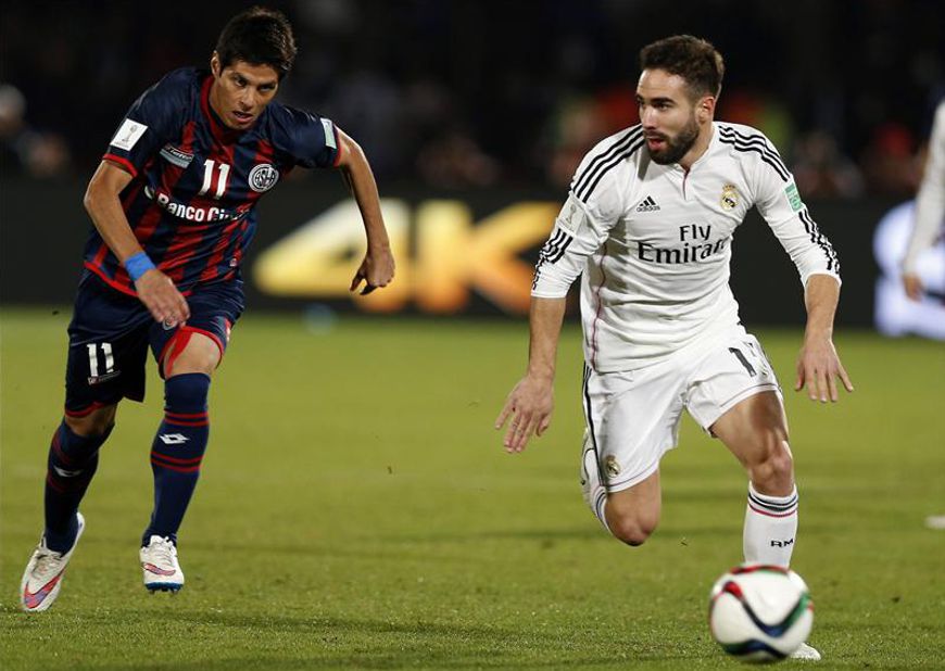 El lateral del Real Madrid Carvajal (d) pelea por un balón con Pablo Barrientos, de San Lorenzo, durante la final del Mundial de Clubes jugado en el Gran Estadio de Marrakech, en Marruecos. EFE