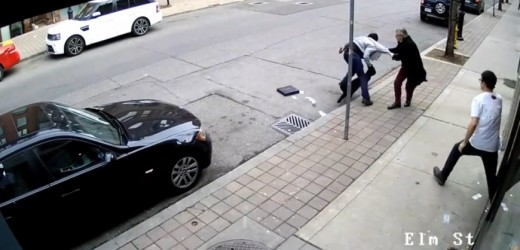 Evita que le roben su maletín pero luego lo olvida en la calle