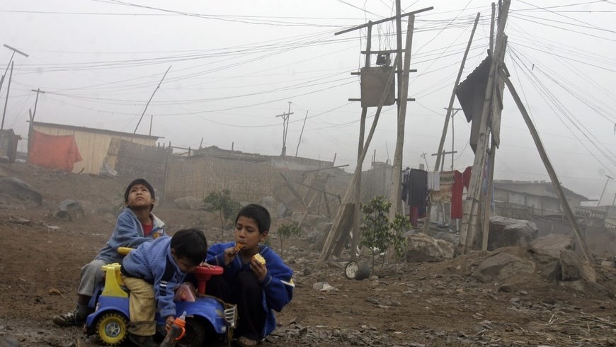 En total, 398.523 personas abandonaron la condición de pobreza extrema en 2014 en Colombia, una situación en la que se hallan los ciudadanos que viven con menos de 1,20 dólares al día, mientras que el 5,4 % de la sociedad colombiana sigue instalada en esa condición. EFE/Archivo