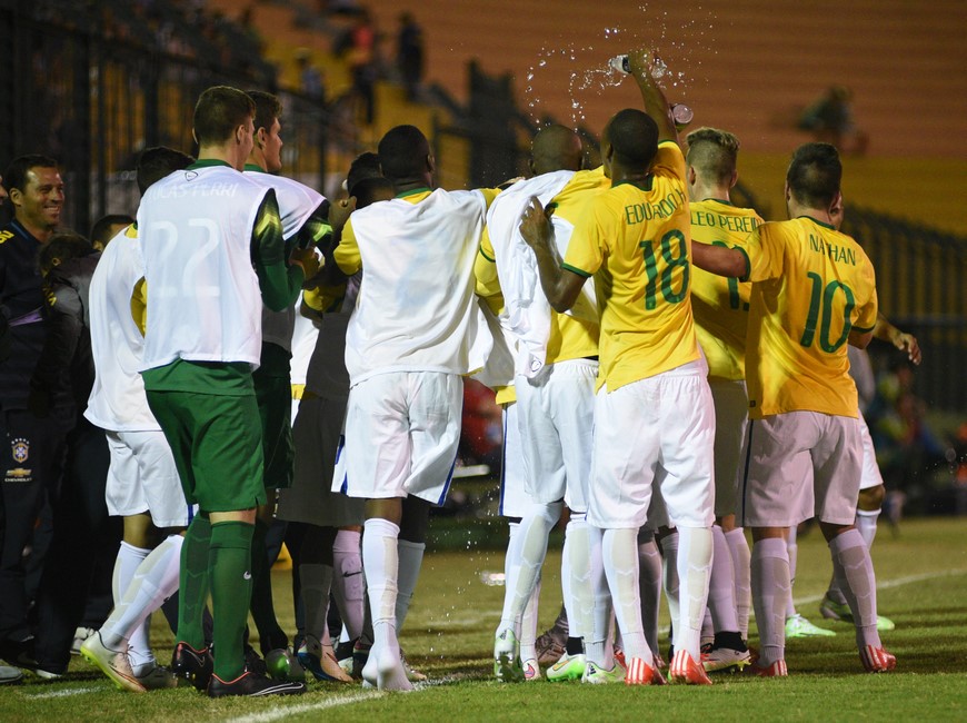 Victoria de Brasil sobre Colombia en un partido sin emoción 2 Los jugadores de Brasil celebran el 2-1 contra Colombia, este 23 de enero, durante un partido del Campeonato Sudamericano Sub-20, que se realiza en el estadio Domingo Burgueño Miguel de Maldonado (Uruguay). EFE