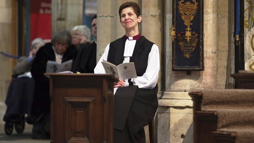 La reverenda Libby Lane, sonríe hoy durante un servicio en la catedral de York donde será consagrada como la 8ª obispa de Stockport, en York (Reino Unido). EFE