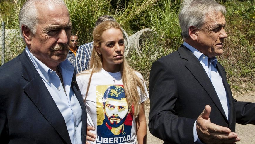 El expresidente de Colombia Andrés Pastrana (i), el de Chile Sebastián Piñera (d) y la esposa del dirigente opositor Leopoldo López, Lilian Tintori (c),