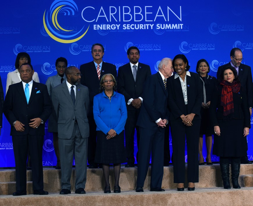 El vicepresidente de Estados Unidos, Joe Biden (4 izda) habla con la canciller de Dominica, Francine Baron (2 dcha) antes de tomarse la foto de familia, este 26 de enero de 2015. EFE