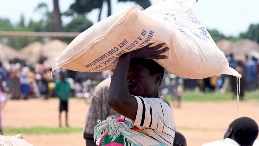 Una mujer traslada una bolsa de sorgo en el Campo para Personas Desplazadas de Pabbo, a 40 kilómetros el noroeste de Gulu, al norte de Uganda. EFE/Archivo