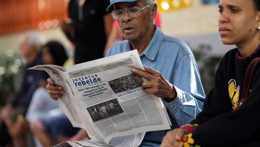 Un hombre lee el diario oficial Granma hoy, martes 27 de enero de 2015, que publica una carta del líder cubano Fidel Castro, enviada a los estudiantes de la Universidad de La Habana, en la capital cubana. EFE