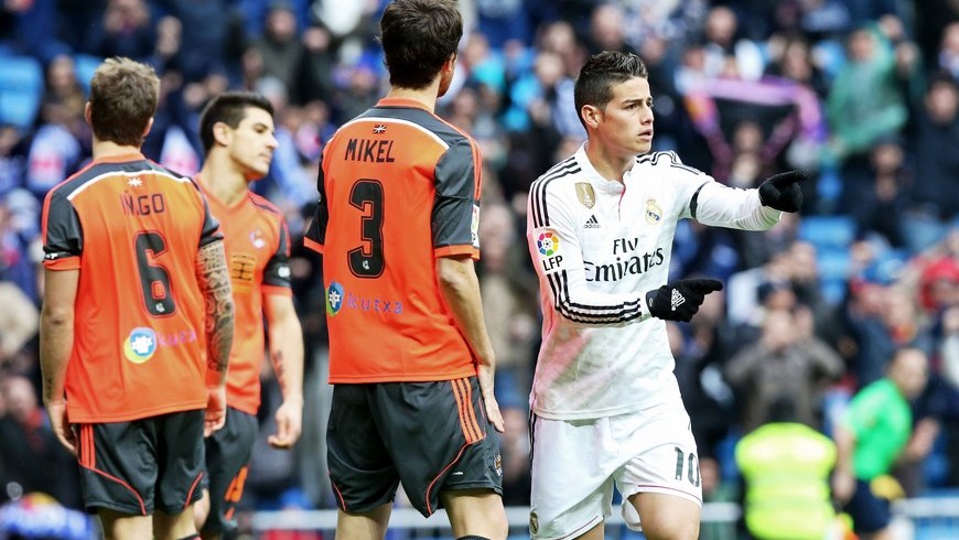 James Rodríguez (d) celebra el gol marcado a la Real Sociedad, durante el partido de la vigésimo primera jornada de Liga de Primera División. EFE