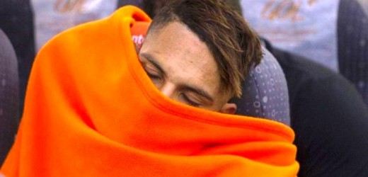 Este jugador tuvo que ser amarrado a una silla para poder viajar en avión. Video