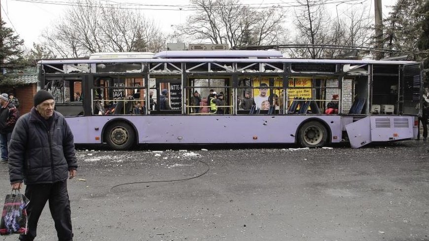 15 civiles al caer un Proyectil en una parada de transporte público 2