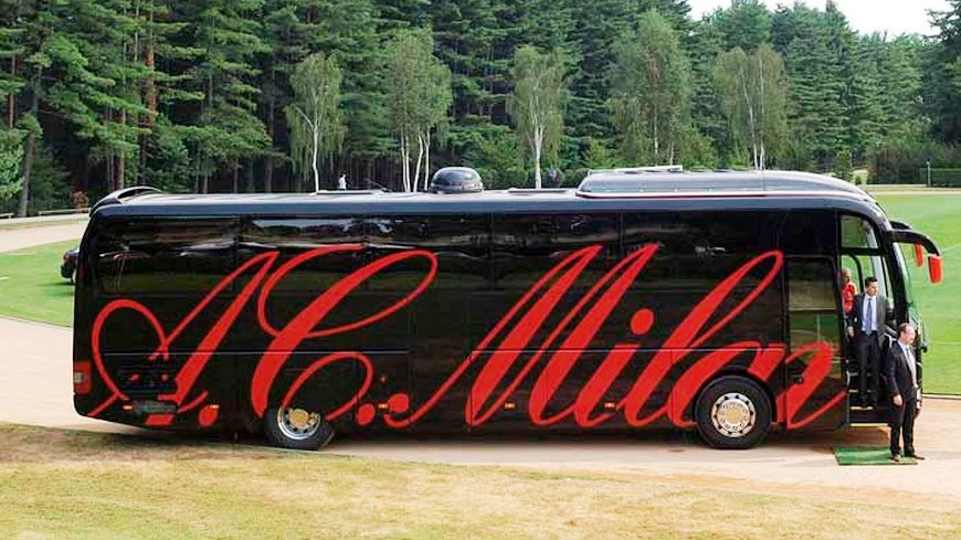 El Milan toca fondo, ponen a la venta el bus oficial del club 4 bus ac milan )