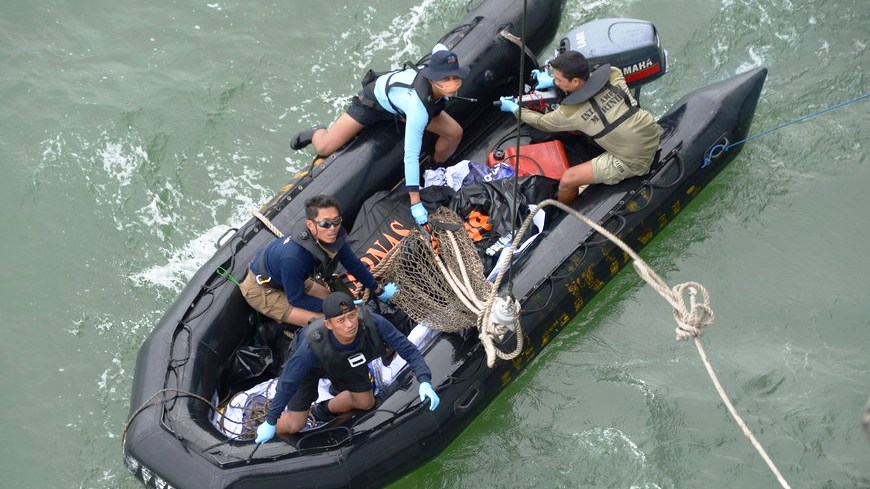 rescate cuerpos airasia