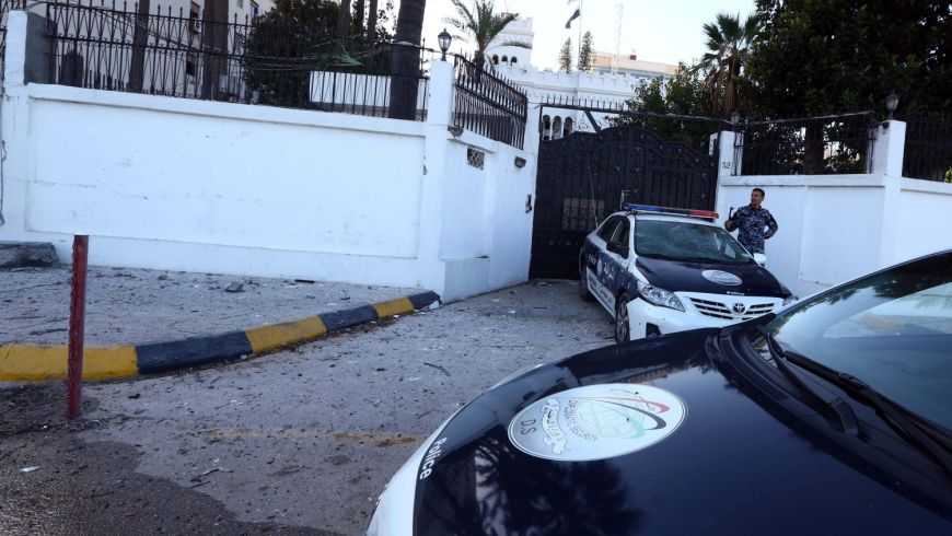 Personal de seguridad vigila a las puertas de la Embajada de Egipto tras la explosión de dos coches cerca de la sede diplomática en Trípoli (Libia), en noviembre de 2014. EFE/Archivo