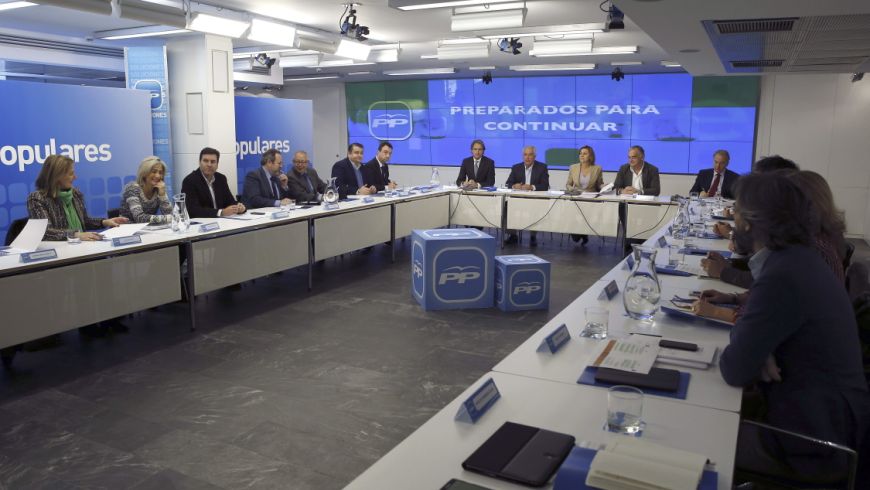 La secretaria general del gobernante PP, María Dolores Cospedal (c) junto a Esteban González Pons (2d) y Javier Arenas (2i) en la reunión celebrada el pasado 29 de diciembre para aprobar las bases del programa marco con el que este partido concurrirá a las próximas elecciones autonómicas y municipales. EFE